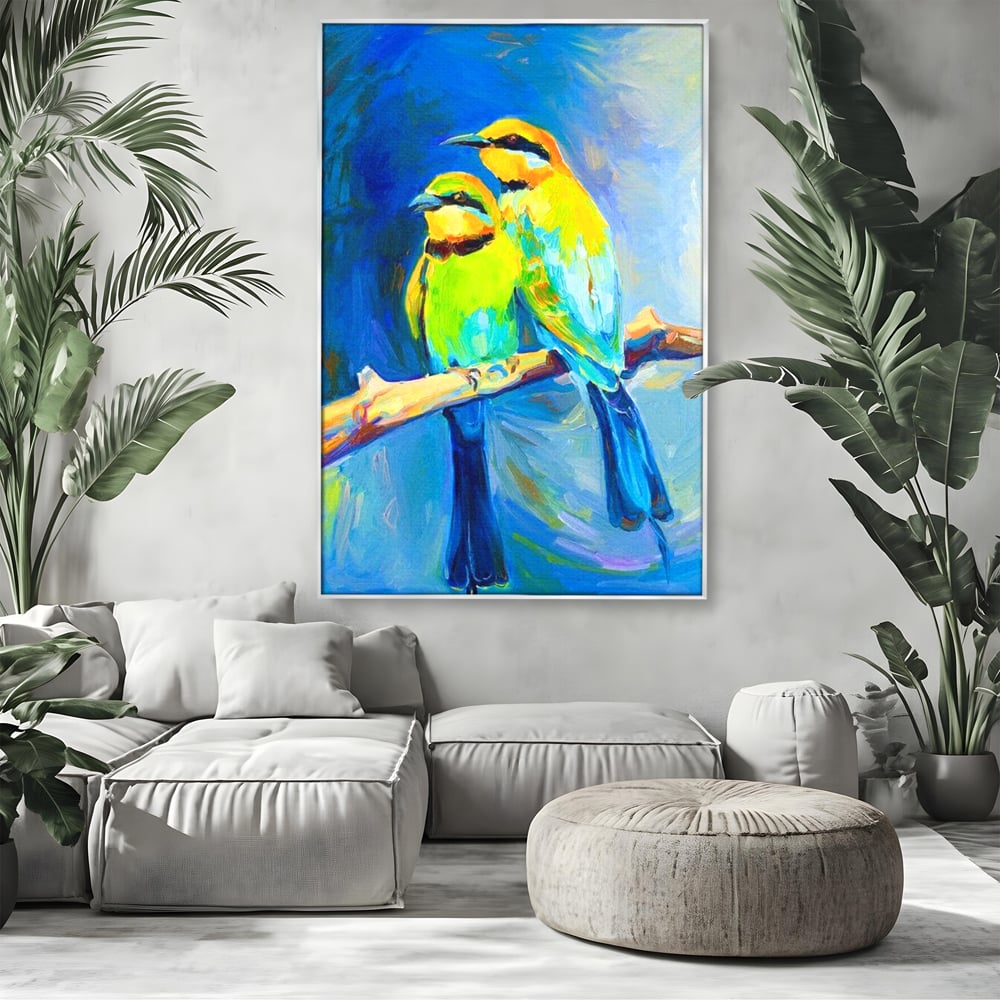 Tablou canvas cu tablou cu doua pasari pe creanga, in rama de aluminiu argintiu, pe perete intr-un living